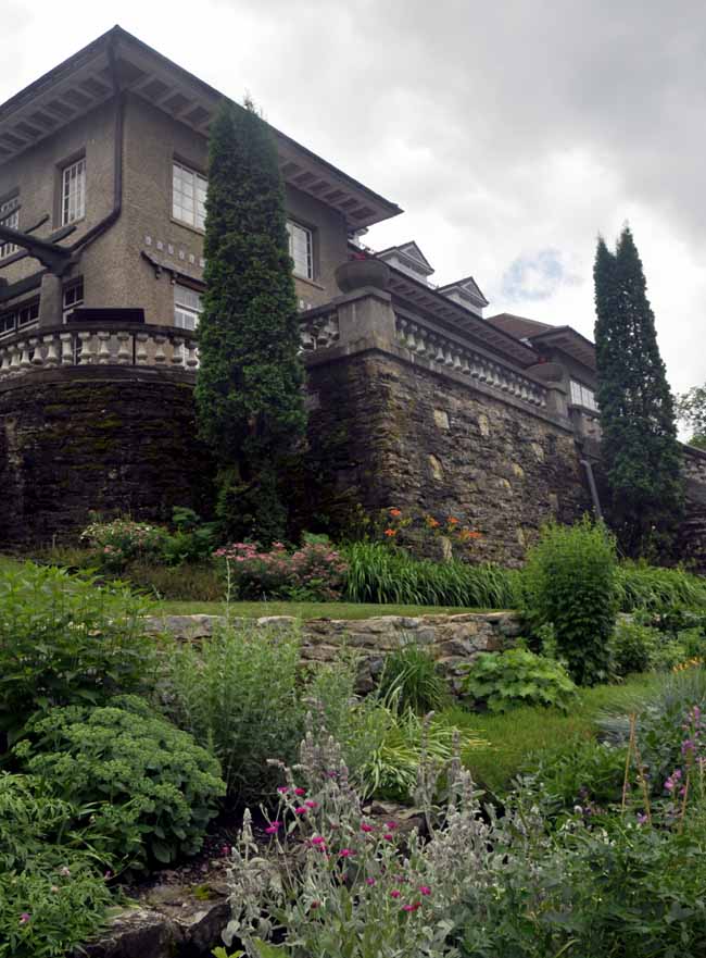 クロード・モネ、GARDEN HOUSE ON THE BANKS OF THE Andruw Jones' massive Gwinnett home now selling for just $3.5M
